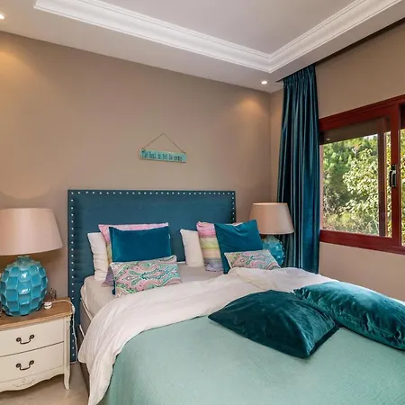 Luxury Spacious Penthouse & Garage 150m To Apartment