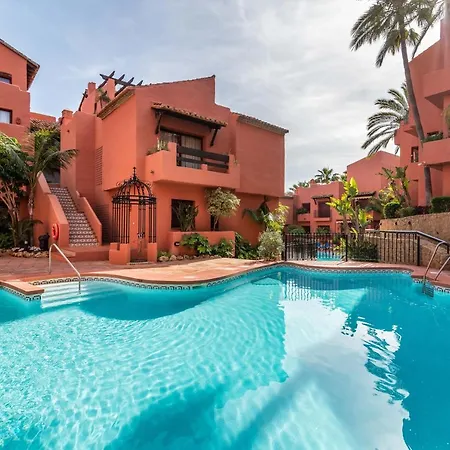 Luxury Spacious Penthouse & Garage 150m To