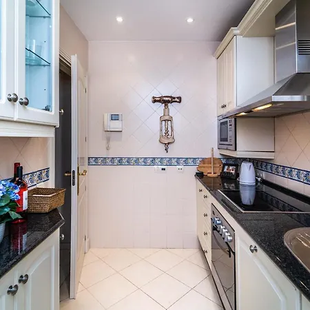 Luxury Spacious Penthouse & Garage 150m To Apartment