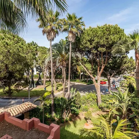Luxury Spacious Penthouse & Garage 150m To Apartment