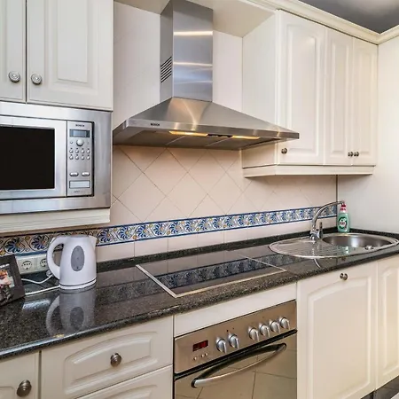 Luxury Spacious Penthouse & Garage 150m To Apartment