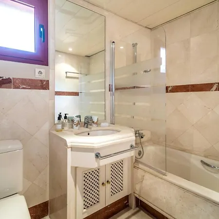 Luxury Spacious Penthouse & Garage 150m To Apartment